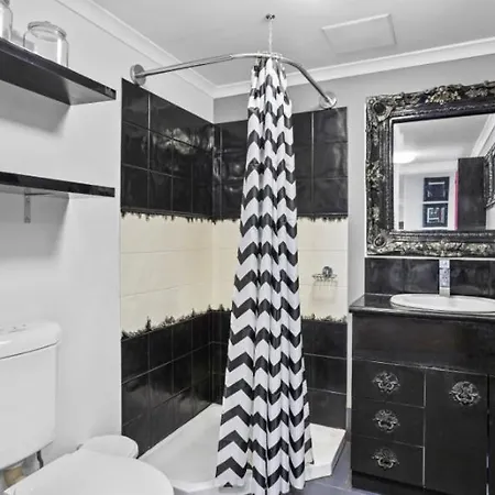 Retro Chic Vibes, Tropical Pool & Prime Location Apartment Brisbane
