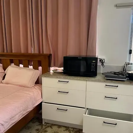 Homestay Mains Rd 超大4人带厨房卫浴办公 M1 *
