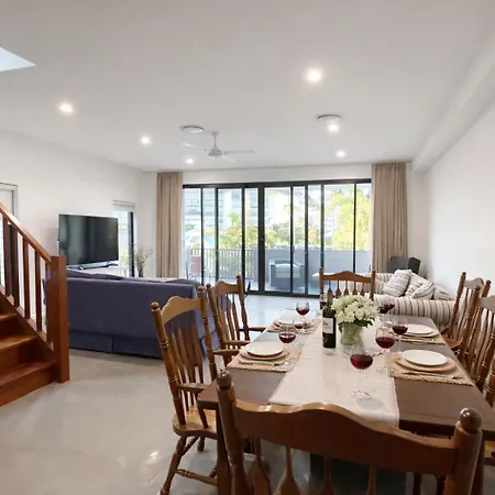 Modern 4br 3bath Duplex Near Train Station Stylish Comfortable * Brisbane