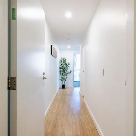 Skyline Serenity 2br With River & Views Brisbane