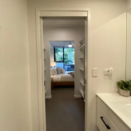 Apartment Luxe Retreat 2 Bed Unit - Airport 13mins, Free Parking, Train, Bus, Parks Nearby *