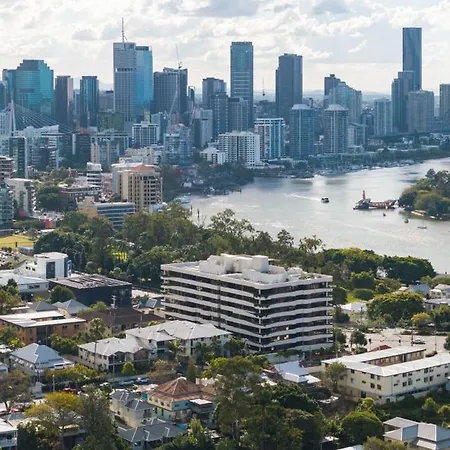 Apartment Stunning Sunset Rooftop River & City Views, Sauna, Carpark, Gym