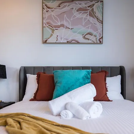 Stunning Sunset Rooftop River & City Views, Sauna, Carpark, Gym Brisbane