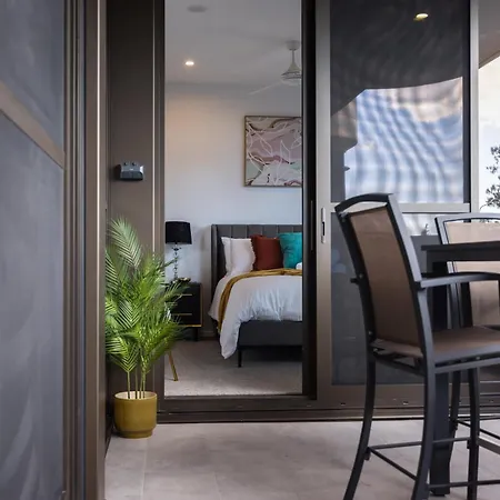 Stunning Sunset Rooftop River & City Views, Sauna, Carpark, Gym Apartment