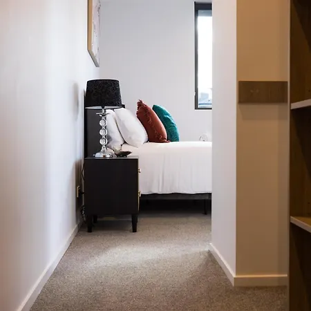 Stunning Sunset Rooftop River & City Views, Sauna, Carpark, Gym Apartment