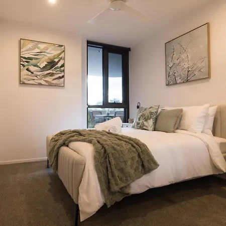 Stunning Sunset Rooftop River & City Views, Sauna, Carpark, Gym