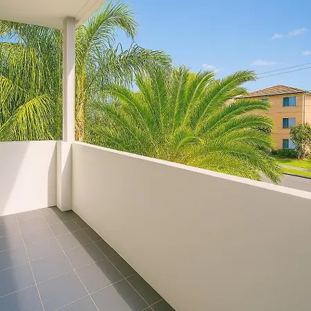 New Luxury Private Unit Near Airport & Cbd