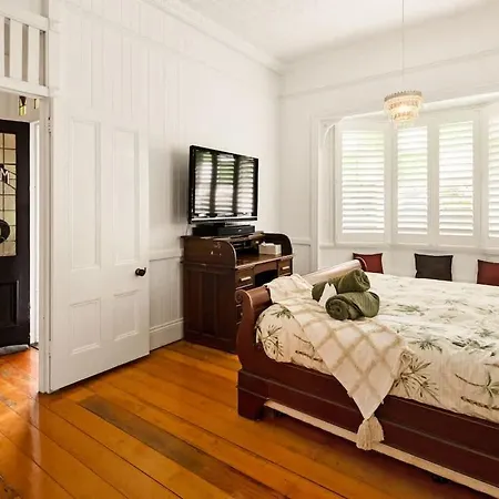 Leafy Hawthorne Haven Pool Gym & Convenience * Brisbane