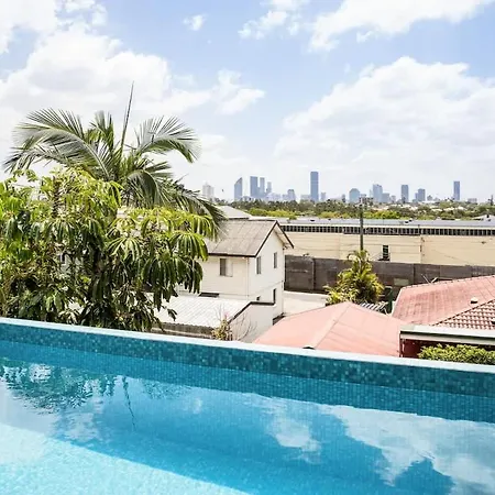 Beautiful 2 Story, 4 Bed House, Pool & Views *