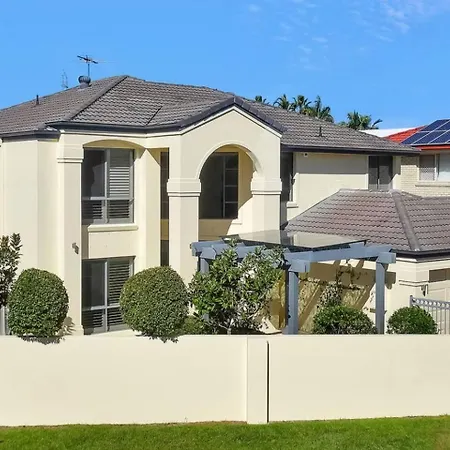 5br Prestige Suburban Manor - Near Shops & Eats Holiday home *