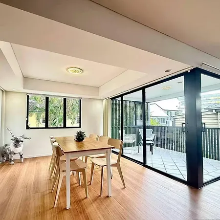 3br, 2 Baths - Stylish In Kangaroo Point * Brisbane