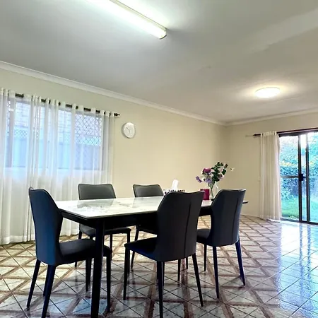 Homestay Walk To Market Square And Garden City! Macgregor