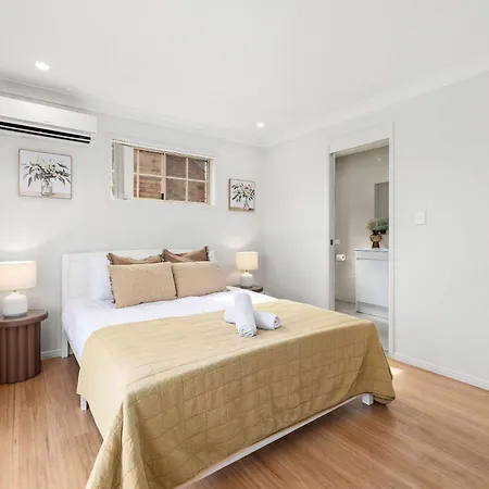 Holiday home Pool & Tennis Court 3br Bright Mt Gravatt Retreat *