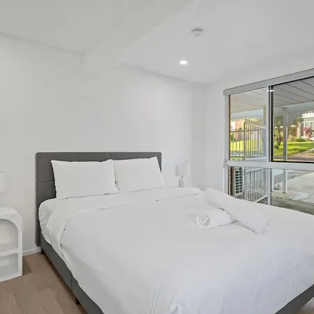 Private King Bed Near Garden With Kitchen Holiday home