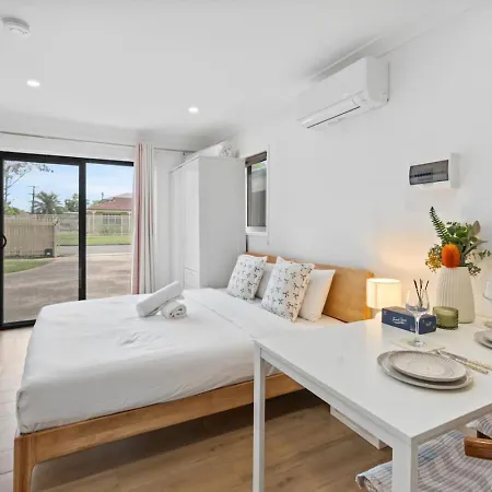 Walk To Westfield For Solo Traveler Holiday home