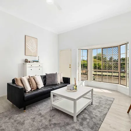 Pool & Tennis Court 3br Bright Mt Gravatt Retreat Holiday home Brisbane