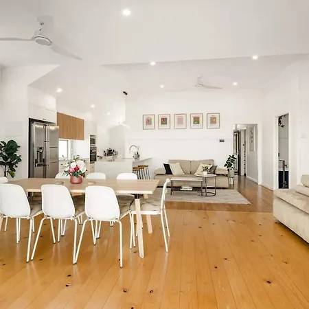 Beautiful 2 Story, 4 Bed House, Pool & Views Holiday home Brisbane