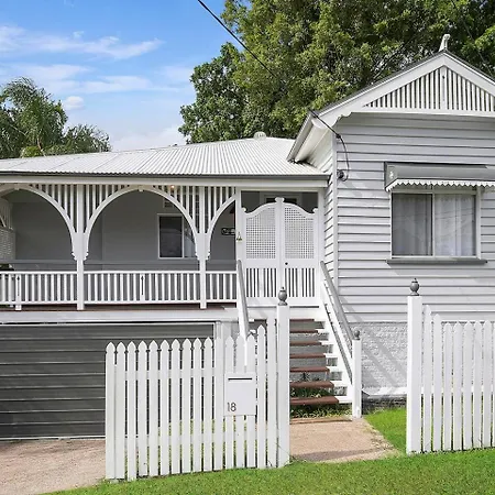 Strathendrick - Timeless Queenslander Haven Near Cbd