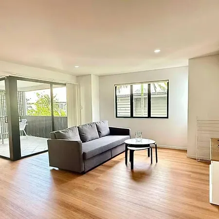 3br, 2 Baths - Stylish In Kangaroo Point Apartment