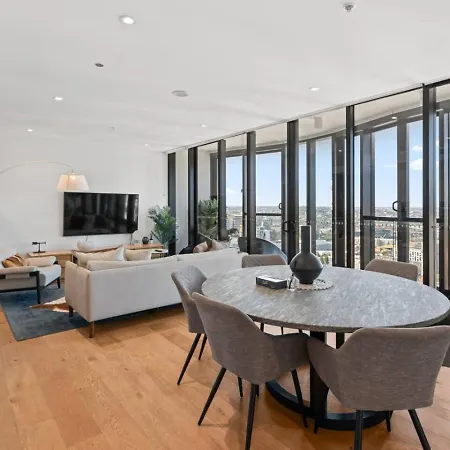 Modern Skyline 3br With Pool Gym And Tub Holiday home