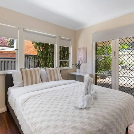 Holiday home Warm And Cozy Retreat Near Shops And Transport Brisbane
