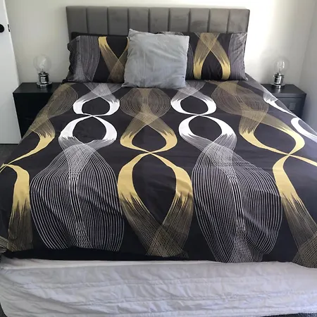 3 Bedroom Fully Renovated Away From * Brisbane