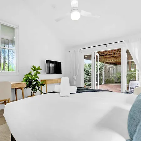 Holiday home 4 Bed Queenslander Views Walk To Suncorp Deck + Parking *