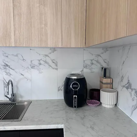 Cherrie & Court Yard Private Pet Friendly Free Parking Guest house