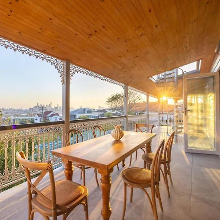 Holiday home 6mil Luxe Hilltop 6 Bedroom Heritage Mansion Brisbane