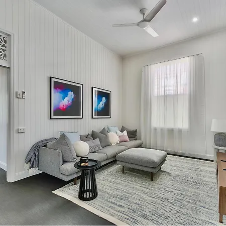Elegant Ascot Retreat Three Bedroom *