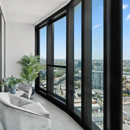 Modern Skyline 3br With Pool Gym And Tub