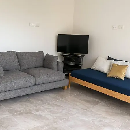 New Luxury Private Unit Near Airport & Cbd *