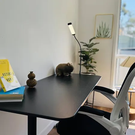 In Belmont | Easy To & Airport Guest house