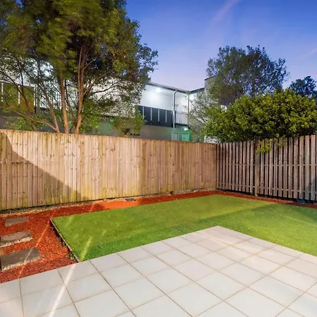 Market Square Modern Haven - Near Qeii And Griffith Uni Homestay *