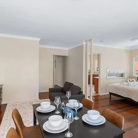 Warm And Cozy Retreat Near Shops And Transport Holiday home Brisbane