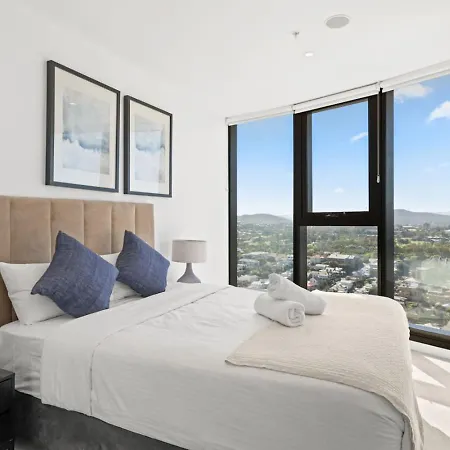 Modern Skyline 3br With Pool Gym And Tub Holiday home