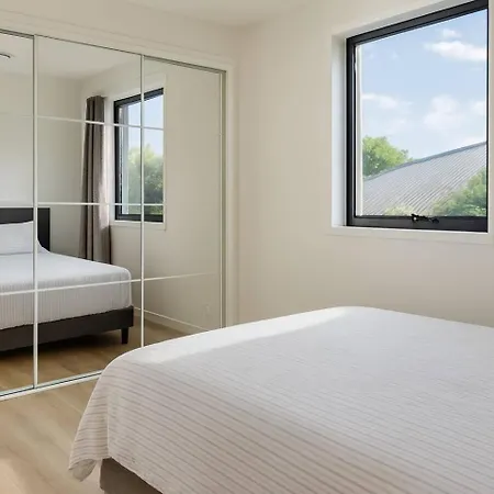 New Luxury Private Unit Near Airport & Cbd Villa