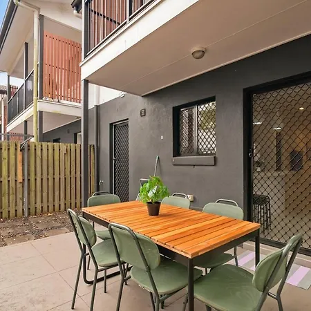 1em Abnb-style 5br, 2 Parking-patio, 5 Mins To Westfield Holiday home *