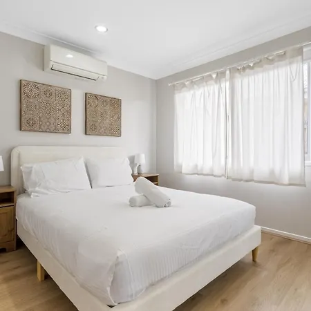 Spacious 4-bed House With Secure Parking Holiday home Brisbane