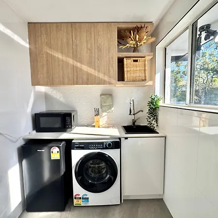 In Belmont | Easy To & Airport Guest house