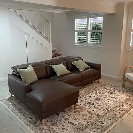 Holiday home 4bdr Queenslander With Pool Near Manly Esplanade *