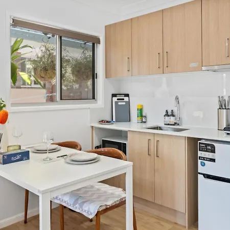 Walk To Westfield For Solo Traveler Holiday home