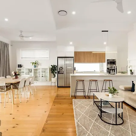 Beautiful 2 Story, 4 Bed House, Pool & Views Holiday home Brisbane
