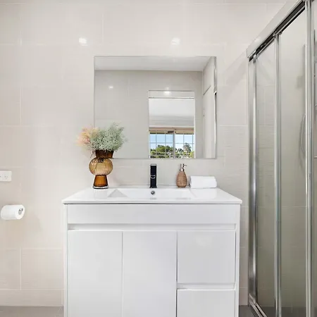 Pool & Tennis Court 3br Bright Mt Gravatt Retreat