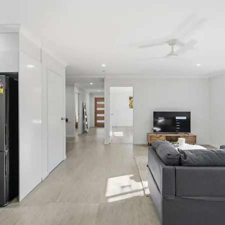 Holiday home Spacious 3br In Quiet Tarragindi Location *