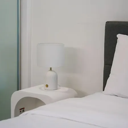 Private King Bed Near Garden With Kitchen Holiday home Brisbane