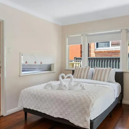 Warm And Cozy Retreat Near Shops And Transport *