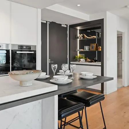 Modern Skyline 3br With Pool Gym And Tub Brisbane