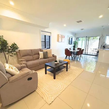 Holiday home 1em Abnb-style 5br, 2 Parking-patio, 5 Mins To Westfield