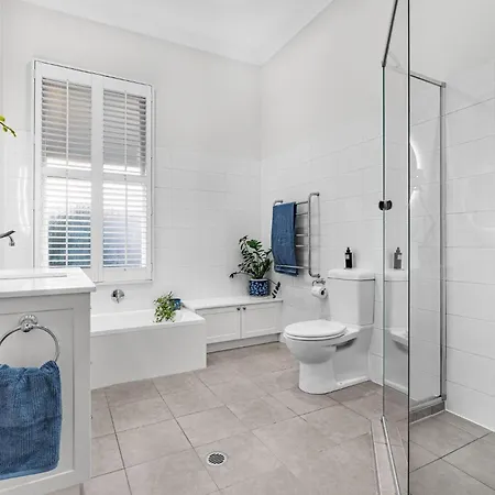 4bdr Queenslander With Pool Near Manly Esplanade